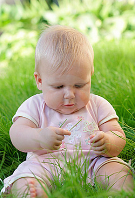 foto kindje in gras.png